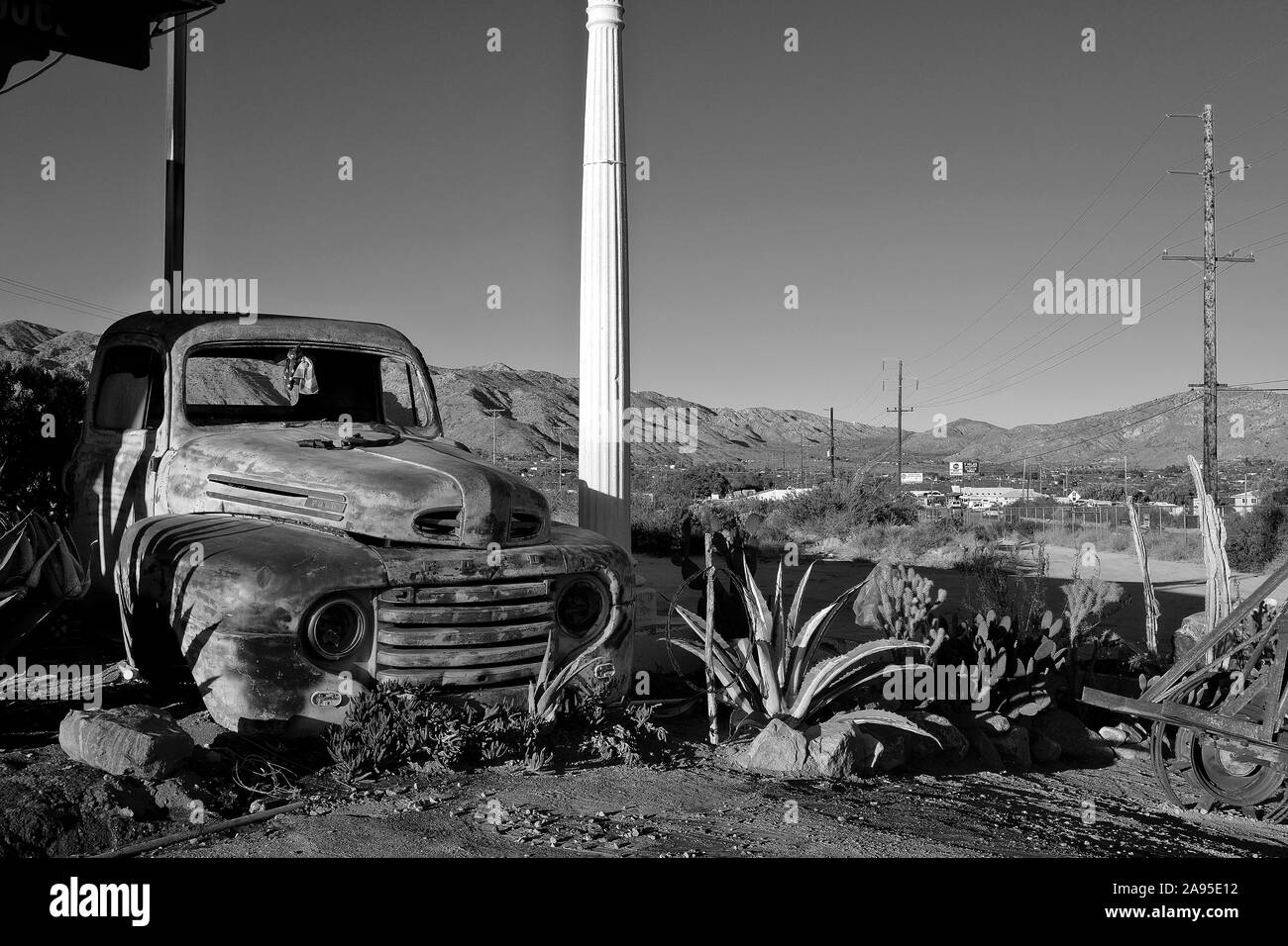 Rusty pickup Ford camion à l'Twentynine Palms Highway, Yucca Valley, California, USA Banque D'Images