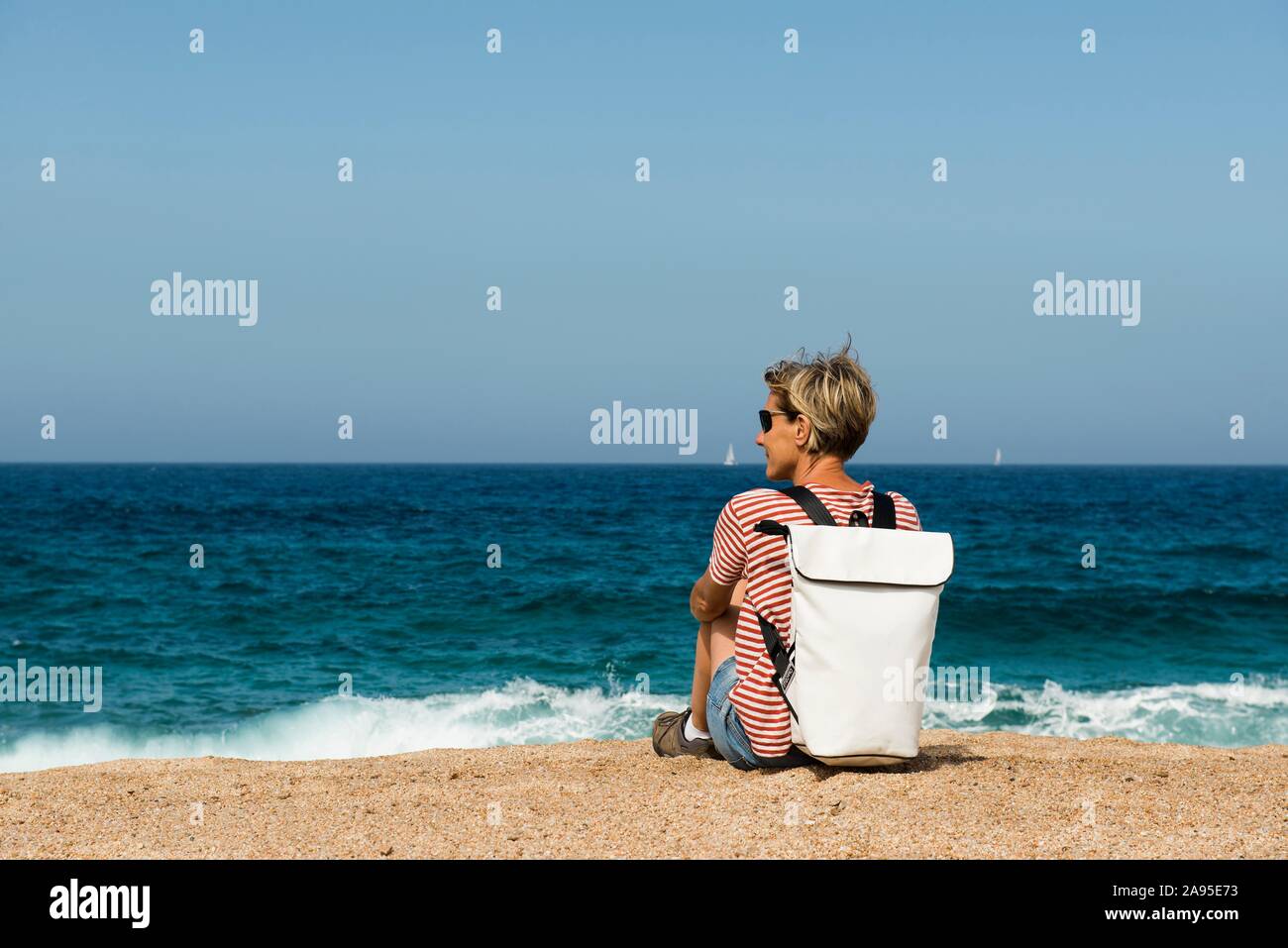 Femme sur une plage, près de Sartène, Corse, France Banque D'Images
