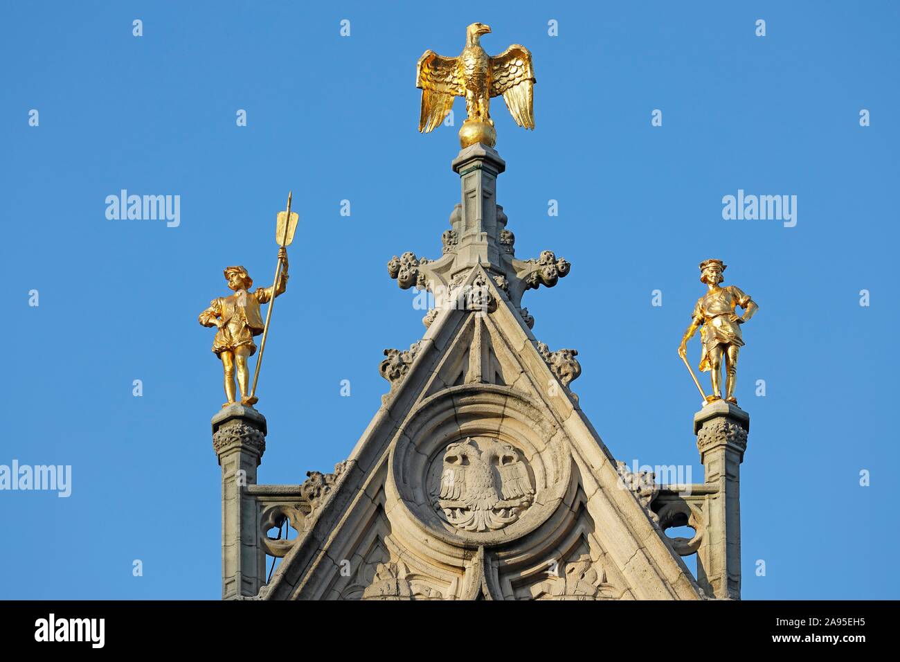 Golden Eagle avec chiffres figure sur un pignon de maison de guilde, Grote Markt, vieille ville d'Anvers, Flandre orientale, Belgique Banque D'Images