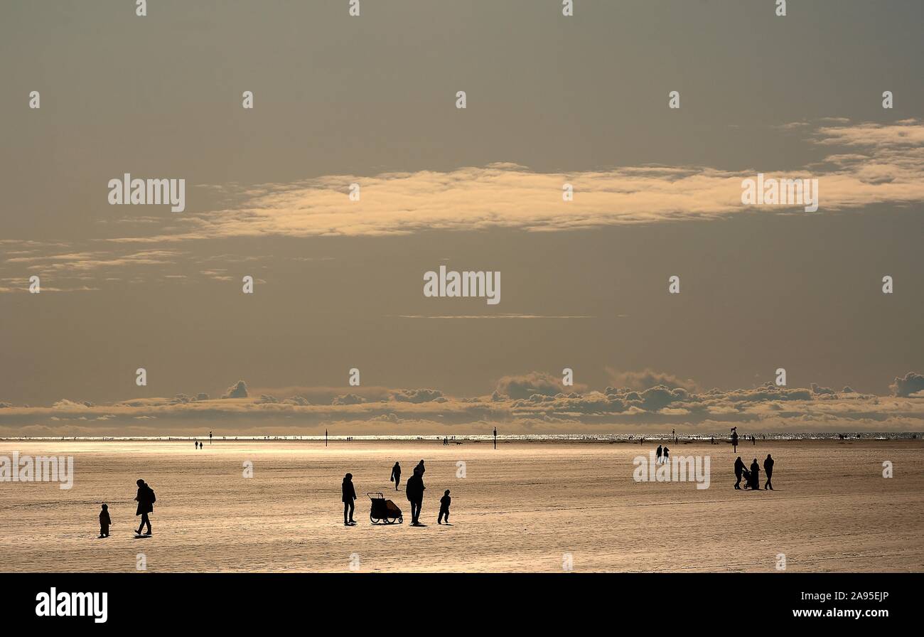 Les gens, des silhouettes dans la mer des Wadden, mer du Nord, à Saint Peter Ording, Schleswig-Holstein, Allemagne Banque D'Images
