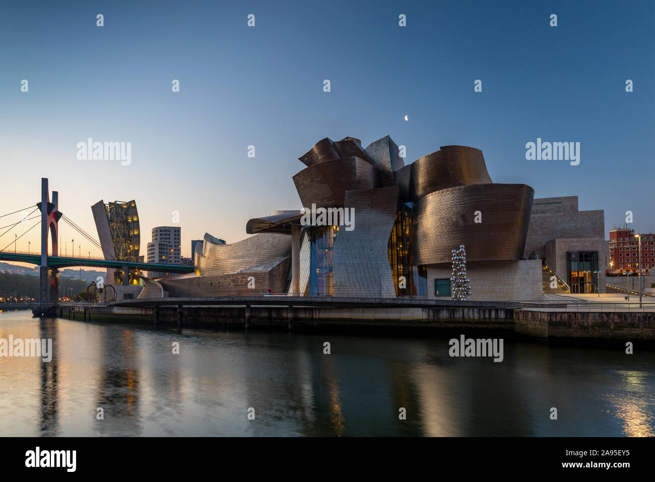 La ville de Bilbao, vue à l'aube de l'autre côté de la rivière Nervion vers le Musée Guggenheim et le pont Puente de La Salve, Bilbao, Espagne Banque D'Images