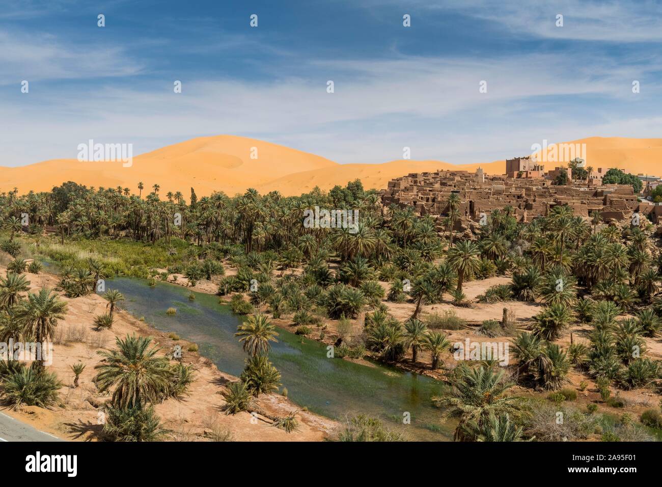 Au cours de l' oasis de Taghit avec dunes de sable, l'ouest de l'Algérie, l'Algérie Banque D'Images