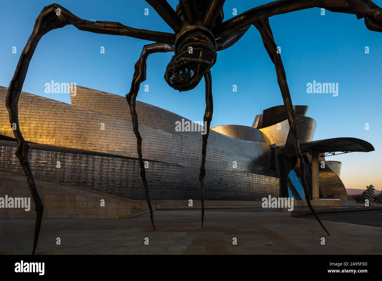 Par l'artiste sculpture araignée Maman Louise Bourgeois à l'extérieur du Musée Guggenheim au lever du soleil, de la rivière Nervión, Bilbao, Pays Basque, Espagne Banque D'Images