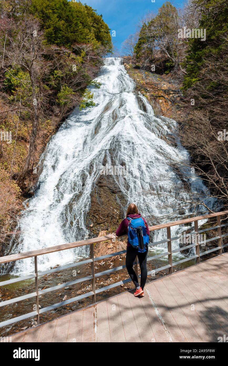 Femme en face de la rivière Cascade, Yudaki Yu, le Parc National de Nikko, Nikko, Tochigi Prefecture, Japan Banque D'Images