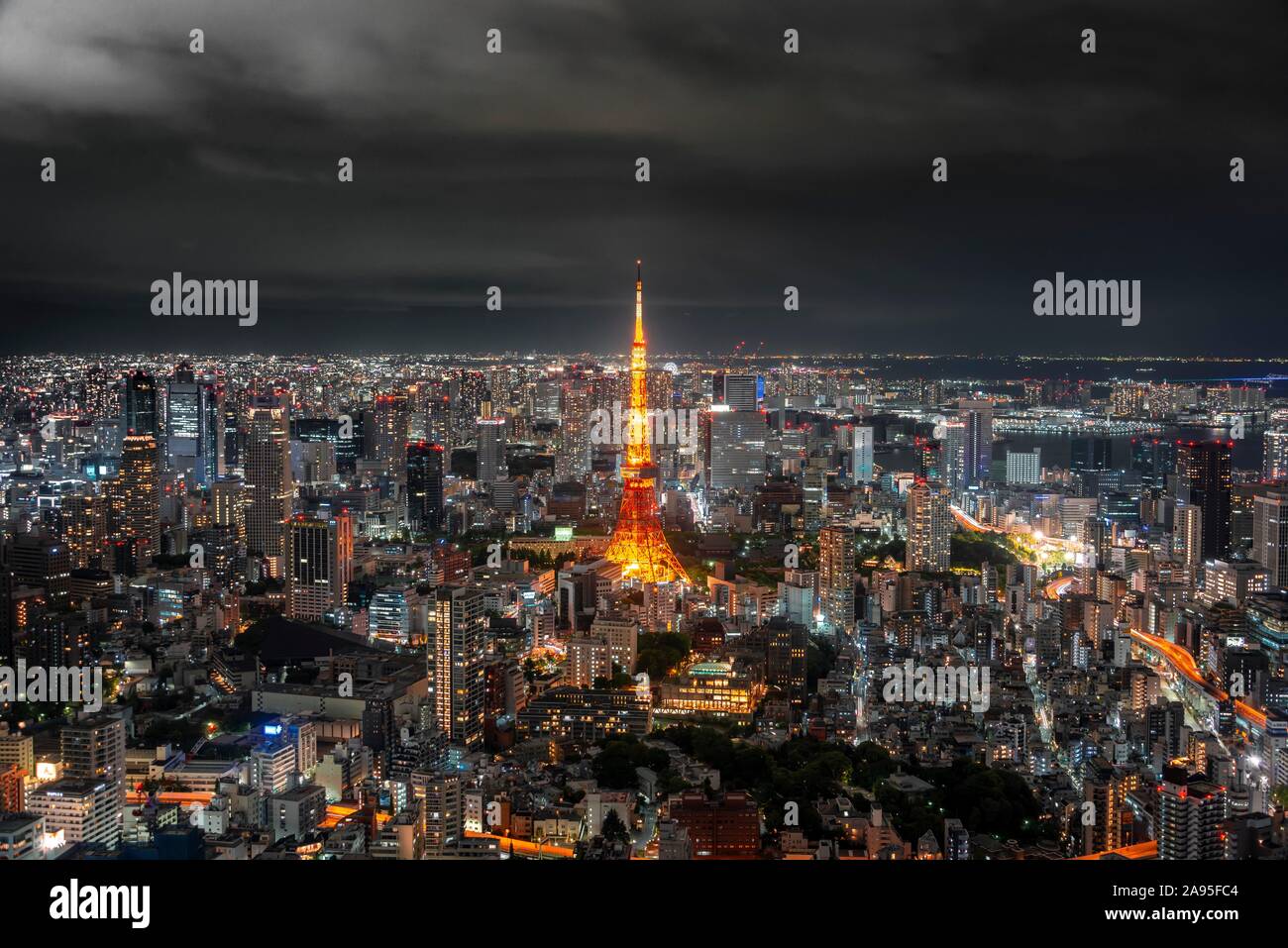 Vue de Roppongi Hills, vue sur la ville de Tokyo dans la nuit, des gratte-ciel, la Tour de Tokyo, Tokyo, Japon Banque D'Images