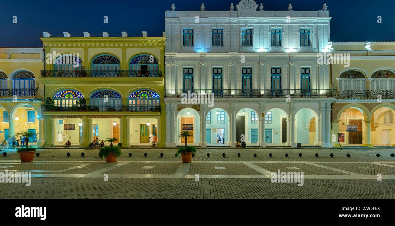 Bâtiments coloniaux à Plaza Vieja, nuit à La Havane, Cuba Banque D'Images