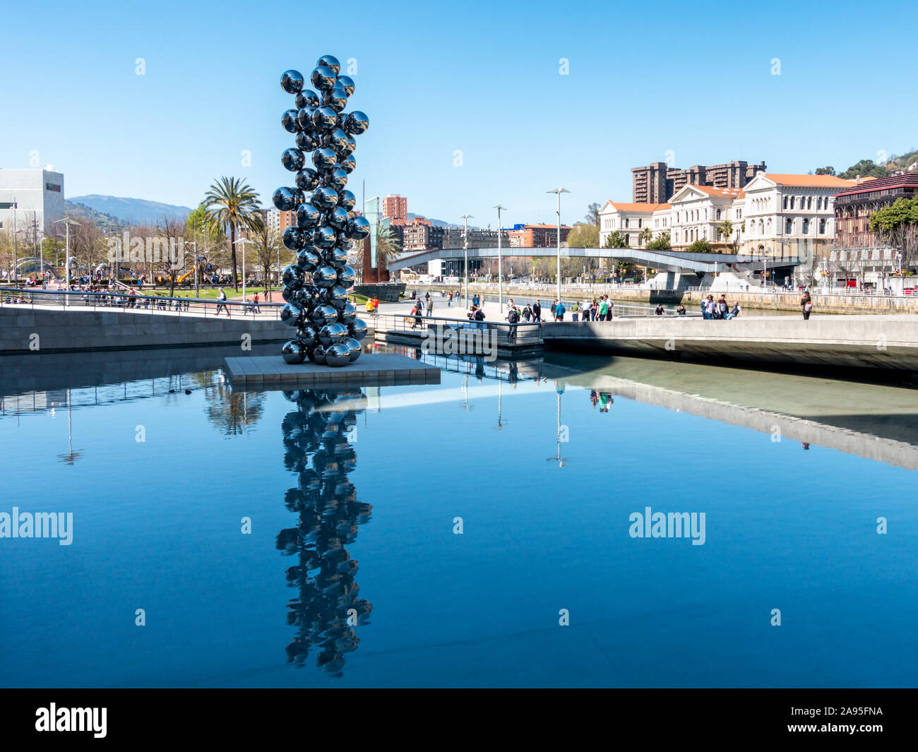 80 sculptures en acier inoxydable boules par Anish Kapoor,Musée Guggenheim Bilbao Nervión, rivière, Bilbao, Province de Biscaye, Pays Basque, Espagne Banque D'Images