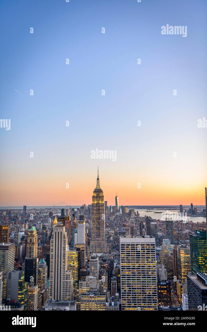 Vue sur Midtown et Downtown Manhattan et Empire State Building du haut de la roche Centre d'observation au coucher du soleil, le Rockefeller Center, Manhattan Banque D'Images