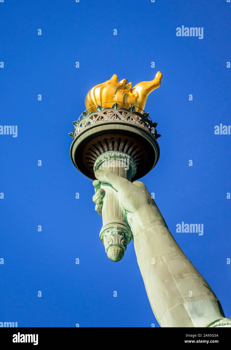 La main avec la flamme d'or, la Statue de la liberté, le Monument National de la Statue de la liberté, Liberty Island, New York City, New York, USA Banque D'Images