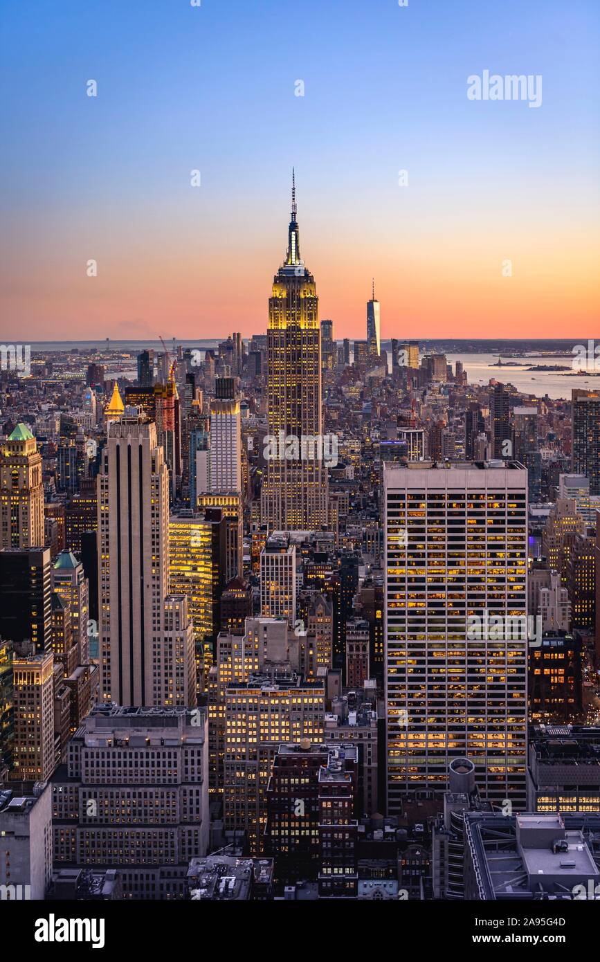 Vue sur Midtown et Downtown Manhattan et Empire State Building du haut de la roche Centre d'observation au coucher du soleil, le Rockefeller Center, Manhattan Banque D'Images