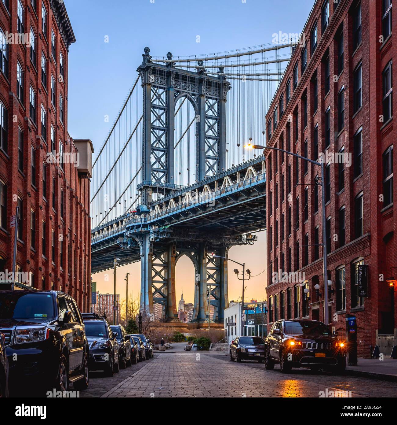 Vue de la rue principale de pont de Manhattan et l'Empire State Building, l'humeur du matin au lever du soleil, Dumbo, Brooklyn, New York, USA Banque D'Images