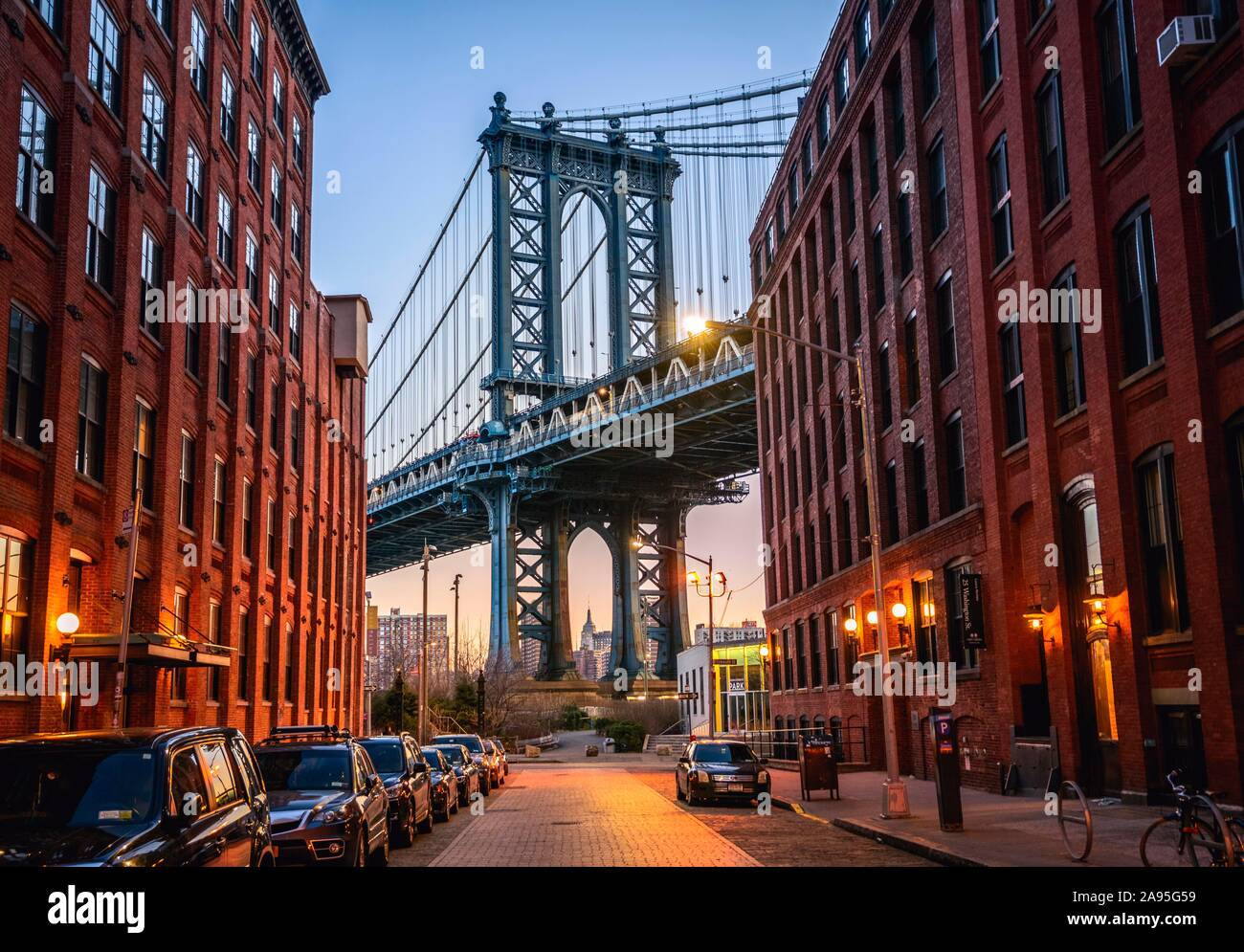 Vue de la rue principale de pont de Manhattan et l'Empire State Building, l'humeur du matin, heure bleue, Dumbo, Brooklyn, New York, USA Banque D'Images