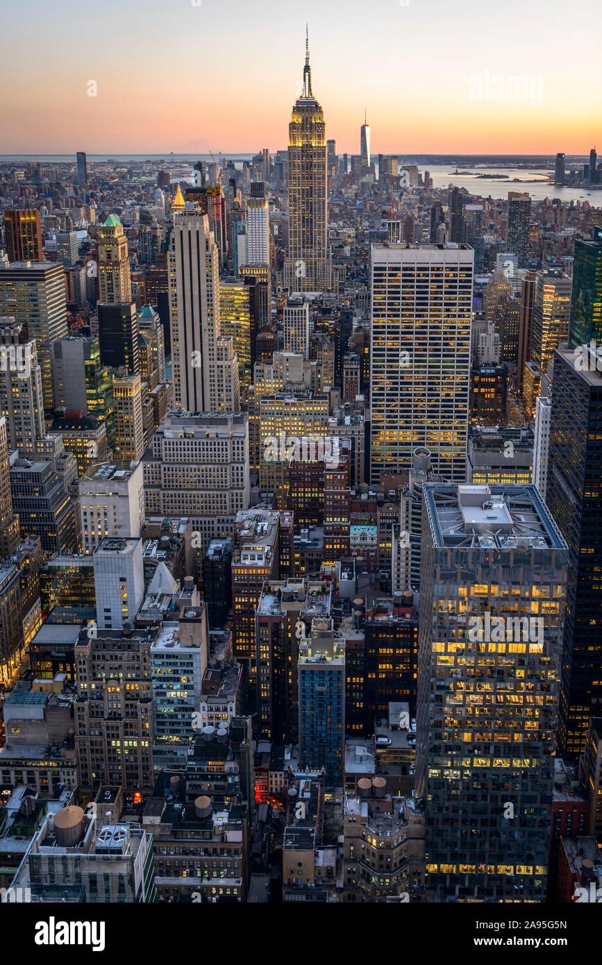 Vue sur Midtown et Downtown Manhattan et Empire State Building du haut de la roche Centre d'observation au coucher du soleil, le Rockefeller Center, Manhattan Banque D'Images