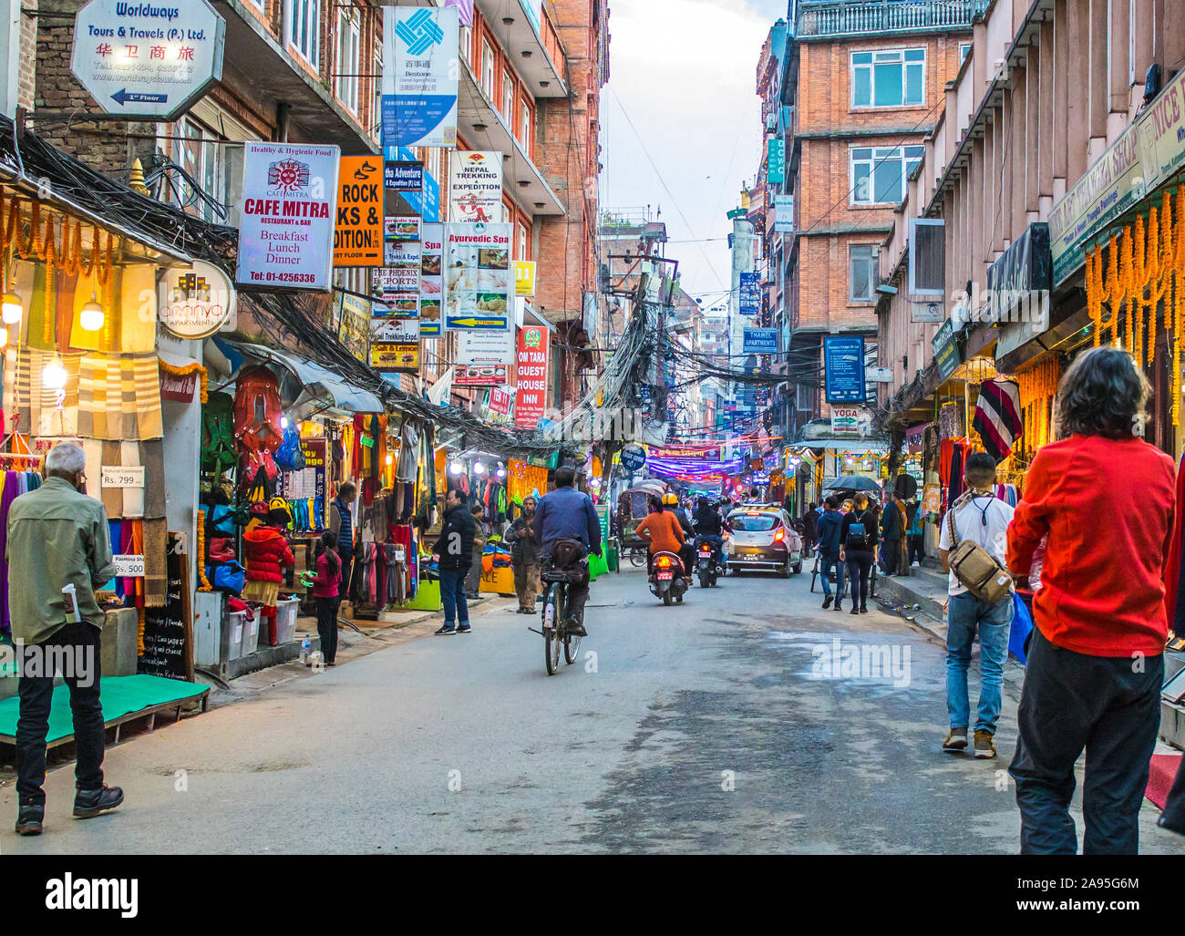 Une scène de rue typique et coloré dans Thamel sont à Katmandou, Népal, un populaire avec les touristes des magasins vendant des souvenirs et une vitesse. Banque D'Images