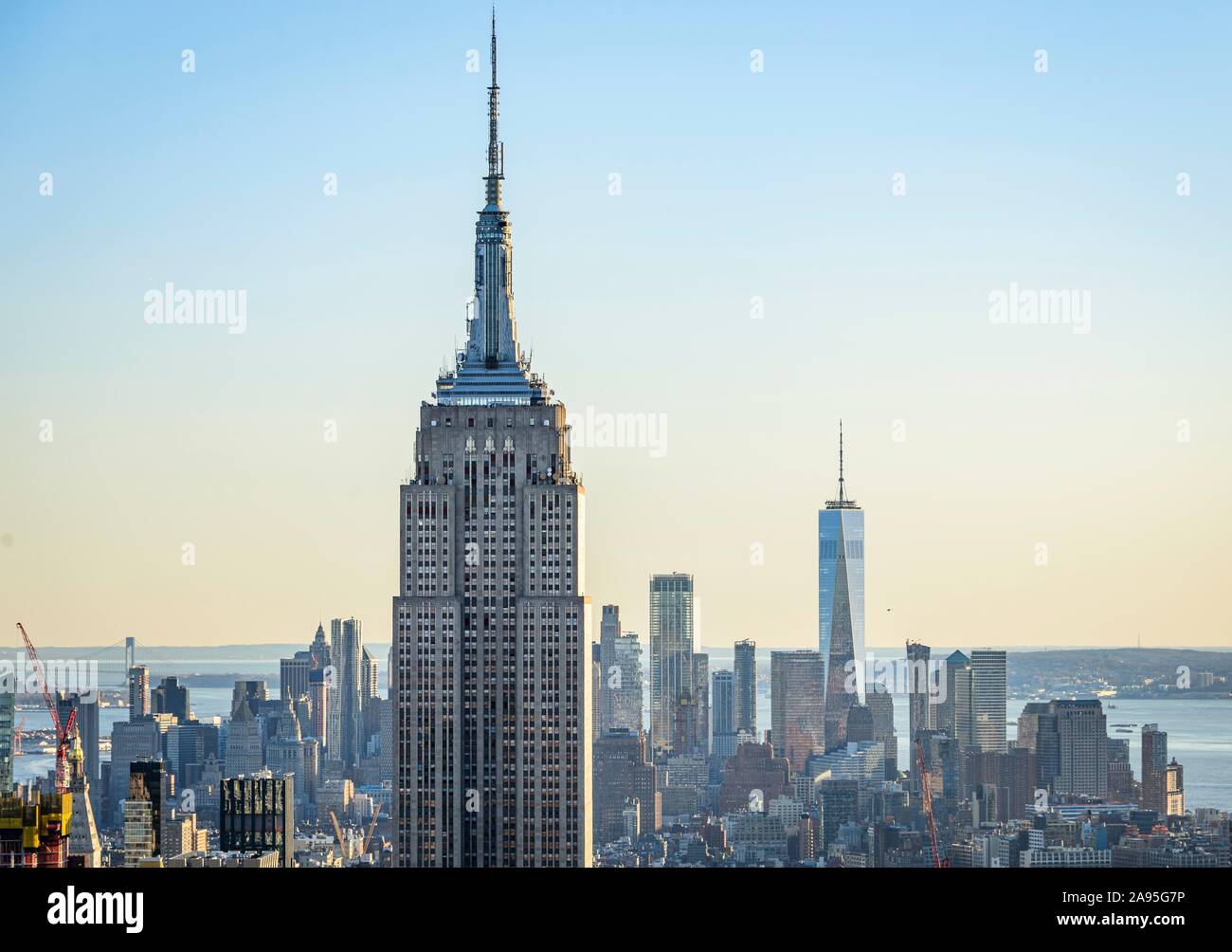 Vue sur Midtown et Downtown Manhattan et Empire State Building du haut de la roche Centre d'observation, le Rockefeller Center, Manhattan, New York Banque D'Images