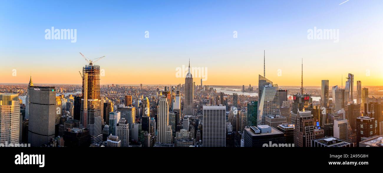 Vue sur Midtown et Downtown Manhattan et Empire State Building du haut de la roche Centre d'observation au coucher du soleil, le Rockefeller Center, Manhattan Banque D'Images