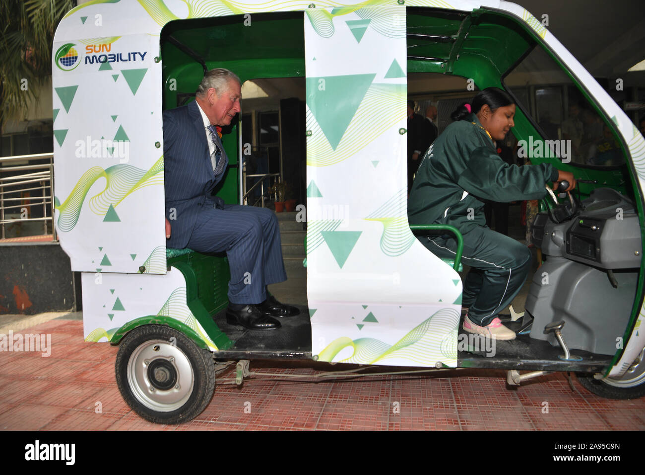 Le Prince de Galles est donné une démonstration d'une pousse-pousse (rickshaw électrique) conduit par Maria alors qu'il visite le MET OFFICE INDIEN, New Delhi, le premier jour de la visite royale à l'Inde. Banque D'Images