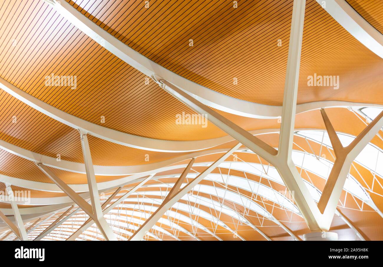 Plafond incurvé, le design intérieur, l'Aéroport International de Shanghai Pudong, Chine Banque D'Images