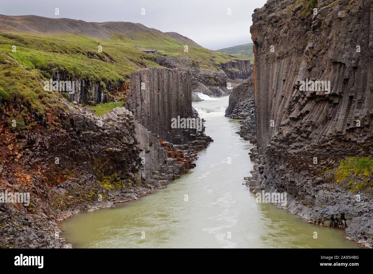 Studlagil avec gorge de colonnes de basalte et de la rivière glaciaire Jokulsa a Bru, est de l'Islande, Islande Banque D'Images