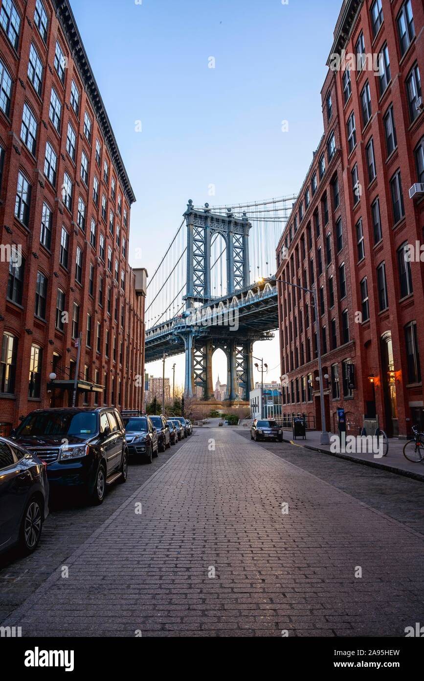 Vue de la rue principale de pont de Manhattan et l'Empire State Building, l'atmosphère du matin, Dumbo, Brooklyn, New York, USA Banque D'Images