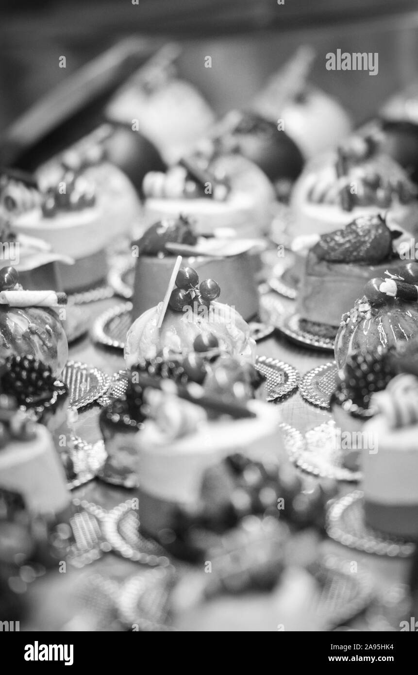 de délicieux petits gâteaux avec des ingrédients frais et des fruits Banque D'Images