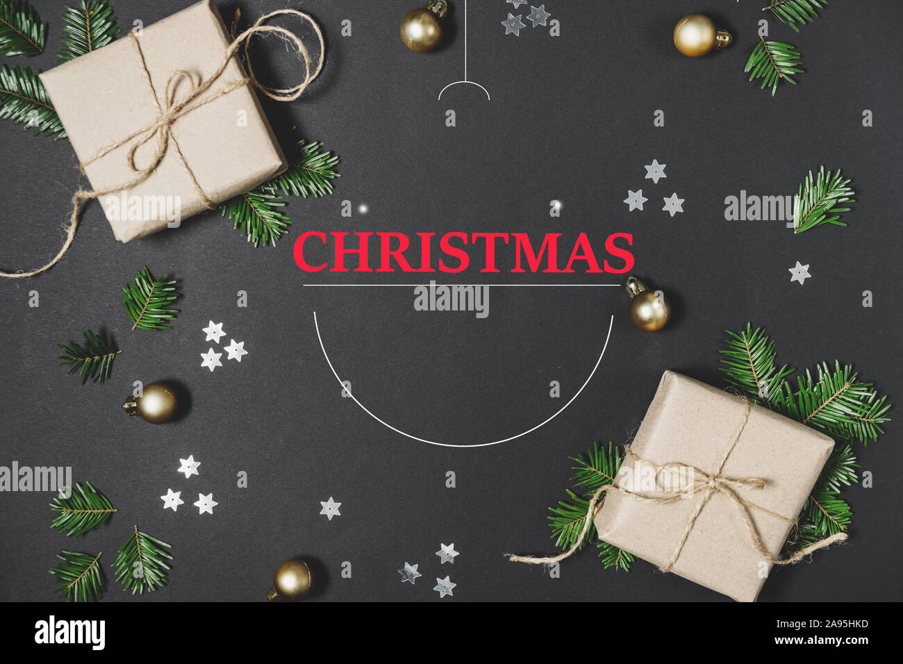 Bonne Année, Noël bauble avec des coffrets cadeaux décorées avec du papier craft de branches de sapins et les confettis sur fond sombre. Télévision lay, top vi Banque D'Images