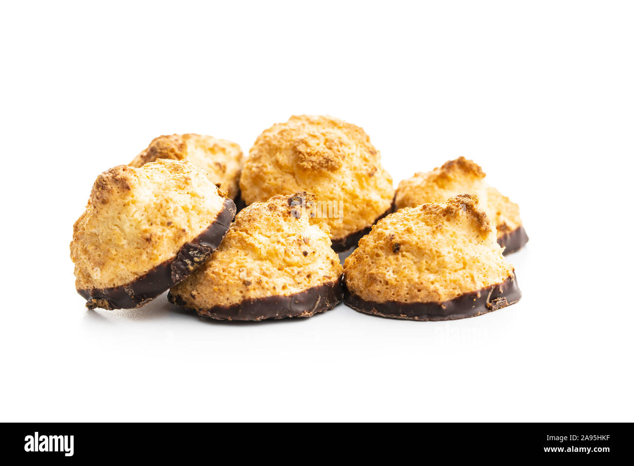 Cookies Noix de coco avec le chocolat isolé sur fond blanc. Banque D'Images