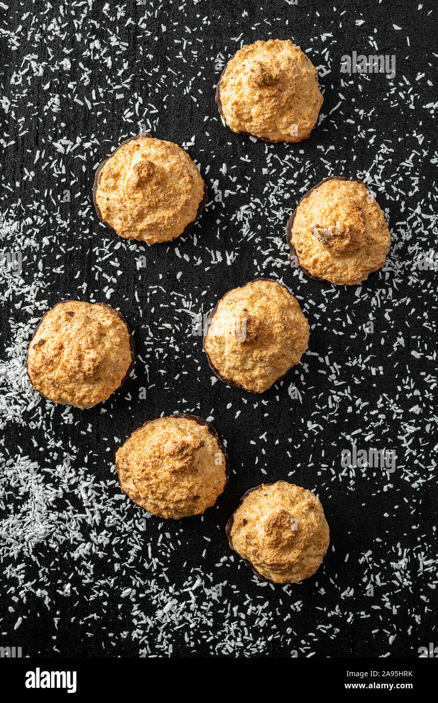 Cookies au chocolat et noix de coco avec de la noix de coco râpée sur le tableau noir. Banque D'Images