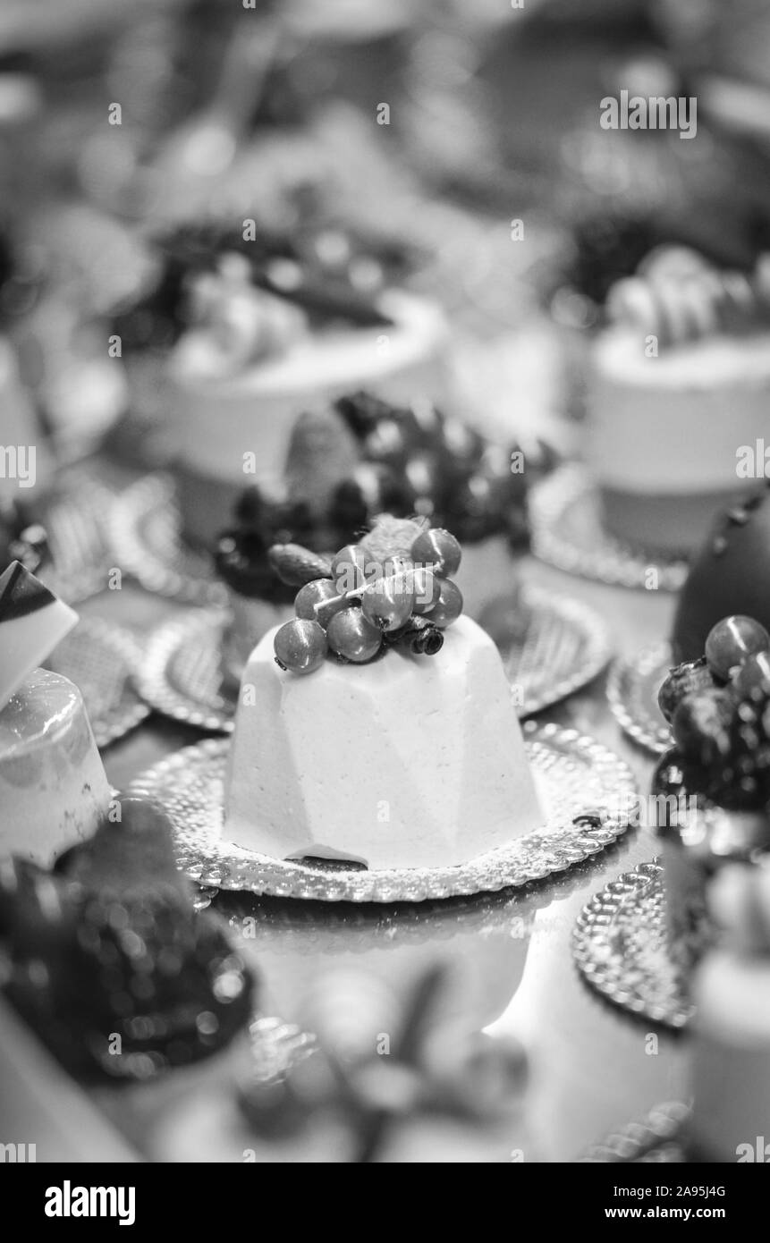 de délicieux petits gâteaux avec des ingrédients frais et des fruits Banque D'Images