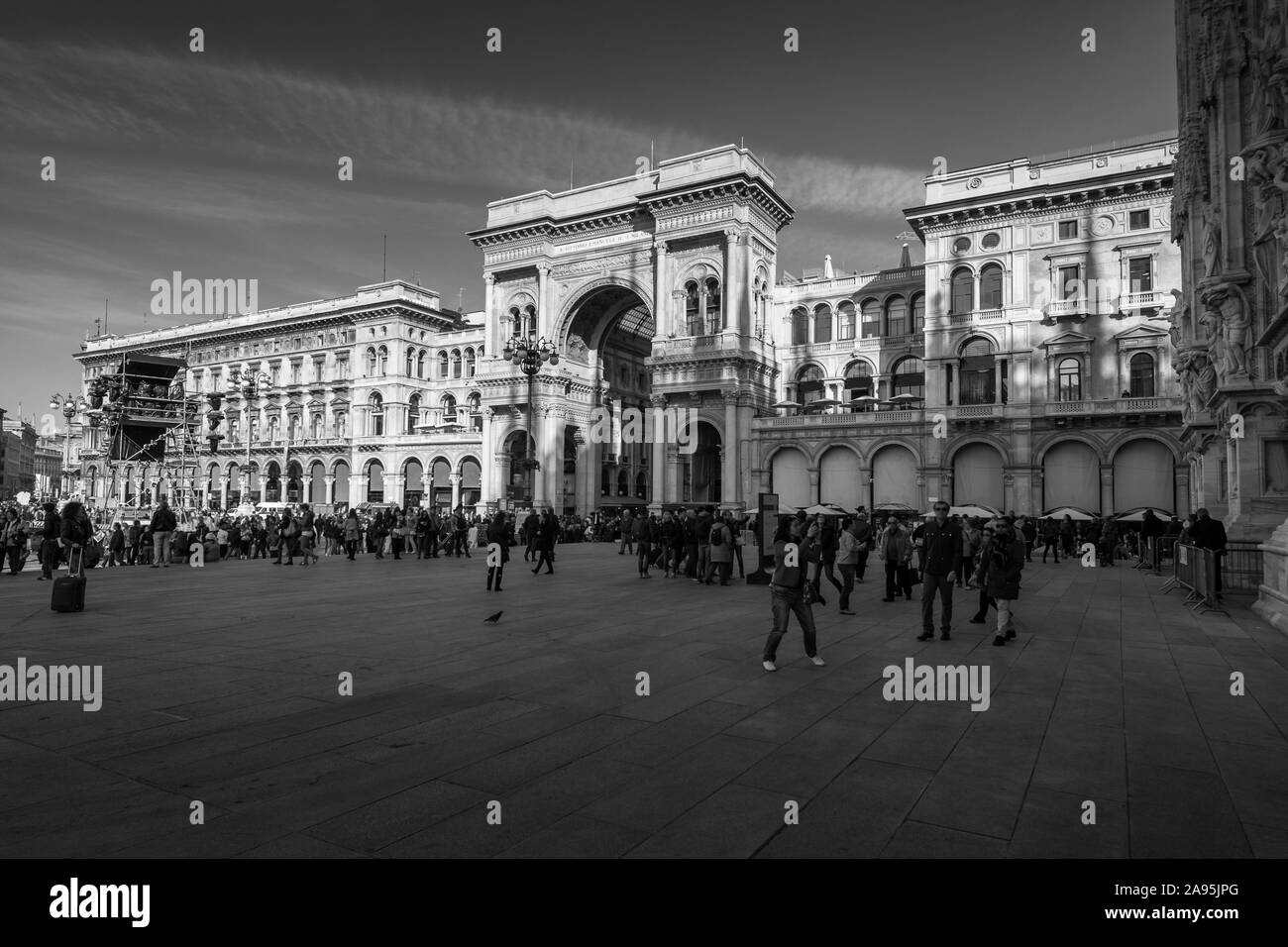 Vittorio Emanuele alleria vue depuis la Piazza Duomo Milan Italie - noir et blanc imege Banque D'Images