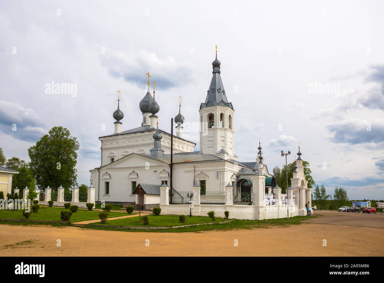 GODENOVO, YAROSLAVL REGION, RUSSIE - 12 MAI 2019 : lieu de pèlerinage est l'église de Saint Jean Chrysostome, dans lequel se trouve la célèbre miraculo Banque D'Images