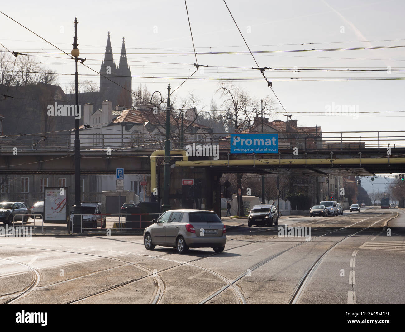 Intersection achalandée sous le pont de chemin de fer plus Železniční, Prague, République tchèque, ligne de tramway et bus, à l'église sur la colline de Vyšehrad Banque D'Images