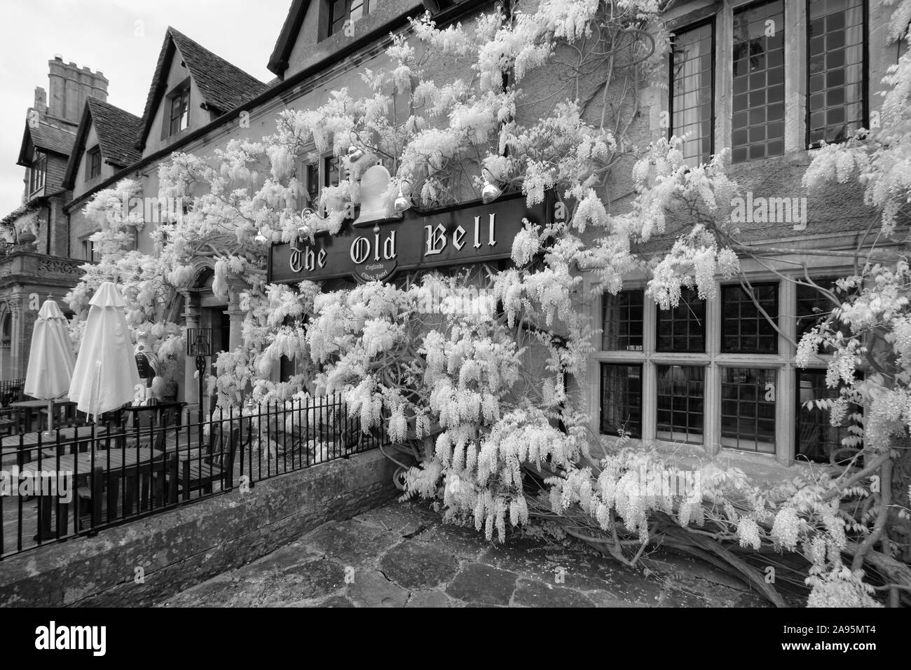 Le Old Bell Hotel à Malmesbury, Wiltshire en noir et blanc. La plus ancienne de l'Angleterre, et certains disent plus hanté, hôtel. Banque D'Images