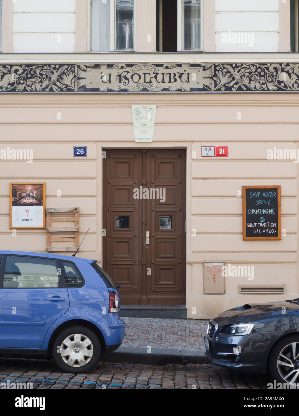 Économiser de l'eau boire du champagne, un signe extérieur d'un bar près de la forteresse de Vyšehrad à Prague, République Tchèque Banque D'Images