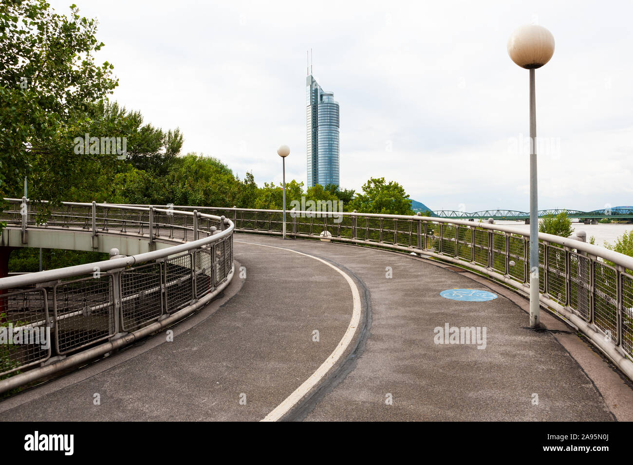 Piétons et cyclistes en spirale posée à côté du chemin de la rivière du Danube, Vienne, Autriche Banque D'Images