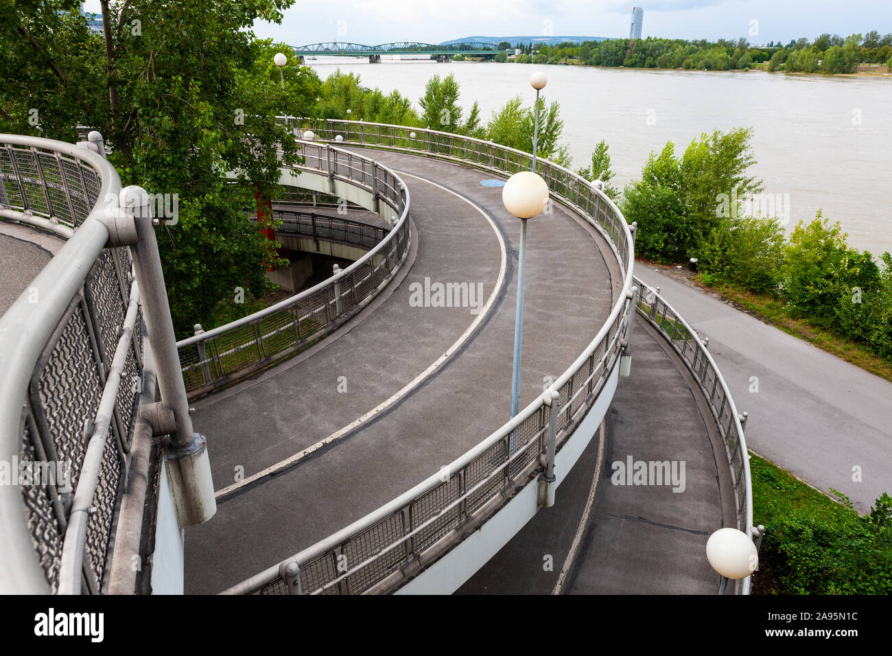 Piétons et cyclistes en spirale posée à côté du chemin de la rivière du Danube, Vienne, Autriche Banque D'Images