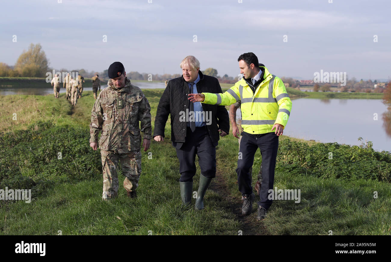 Premier ministre Boris Johnson promenades avec le Lt Col Tom Robinson, de la Light Dragoons et un organisme chargé de l'environnement au cours d'une visite officielle à Stainforth, Doncaster, à voir les récentes inondations. Banque D'Images