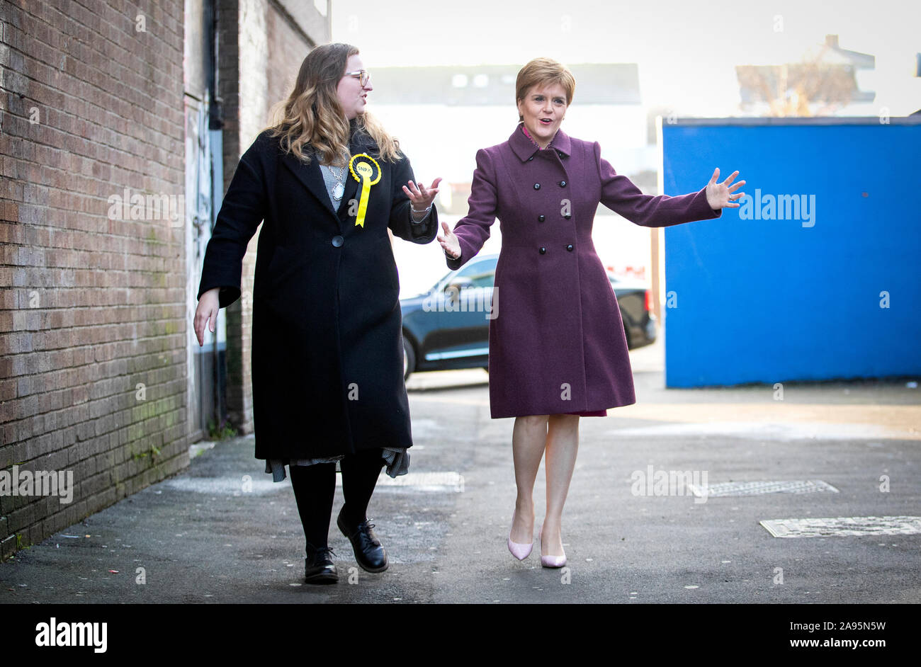 Leader Nicola Sturgeon, SNP SNP avec candidat pour Edinburgh West Sarah Masson (à gauche), au cours d'une visite au hangar, un projet communautaire du défi climatique à Édimbourg Édimbourg Nord, Arts, sur la campagne électorale générale trail. Banque D'Images