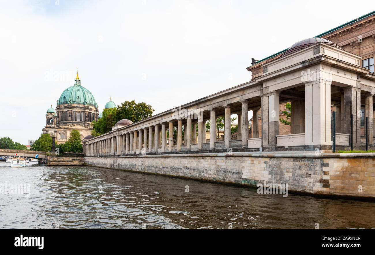 Architecture colonnade classique le long de la rivière Spree vers Berliner Dom, Berlin, Allemagne Banque D'Images