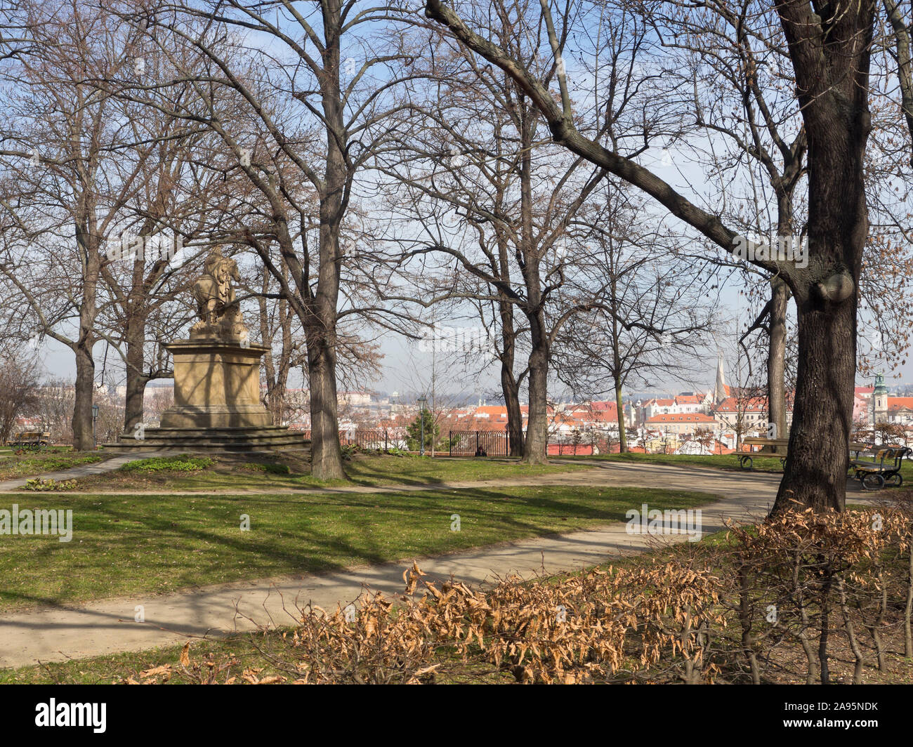 Statue de Saint Venceslas dans le parc à l'intérieur d'une forteresse historique Vyšehrad à Prague République tchèque, vues sur la ville sur les remparts Banque D'Images