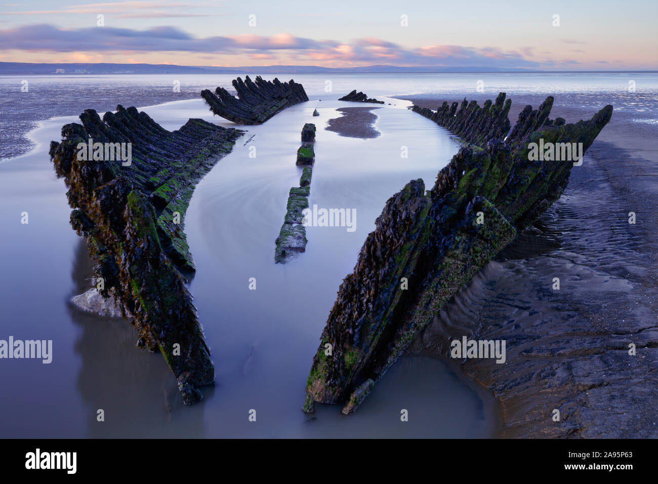 Naufrage sur Chabeuil beach à Burnham on Sea à marée basse juste après l'aube sur une claire journée d'hiver croustillante. Banque D'Images