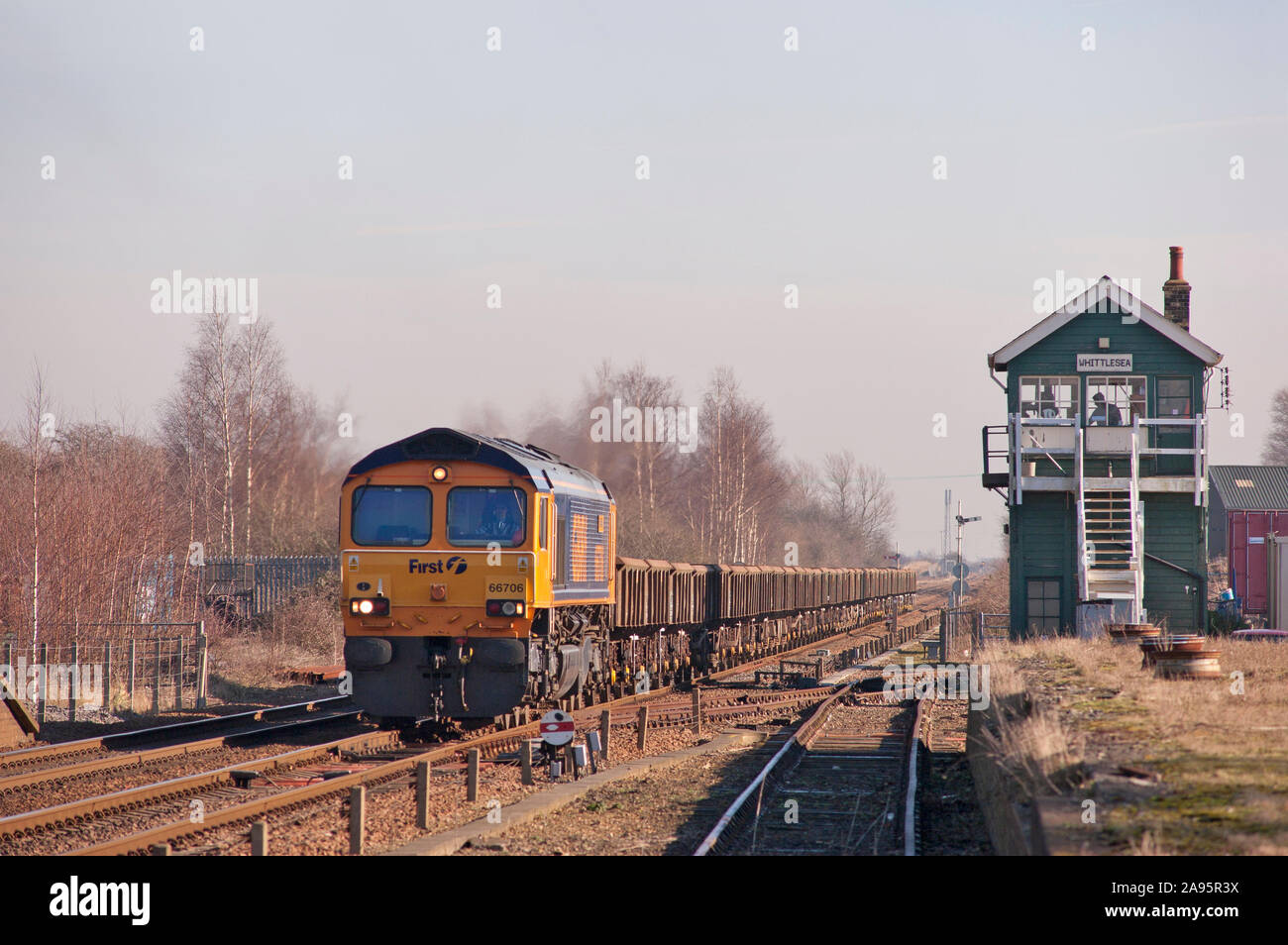 Un certain nombre de locomotives diesel de la classe 66 de 66706 ingénieurs un train de franchir le signal fort à Whittlesea. Banque D'Images