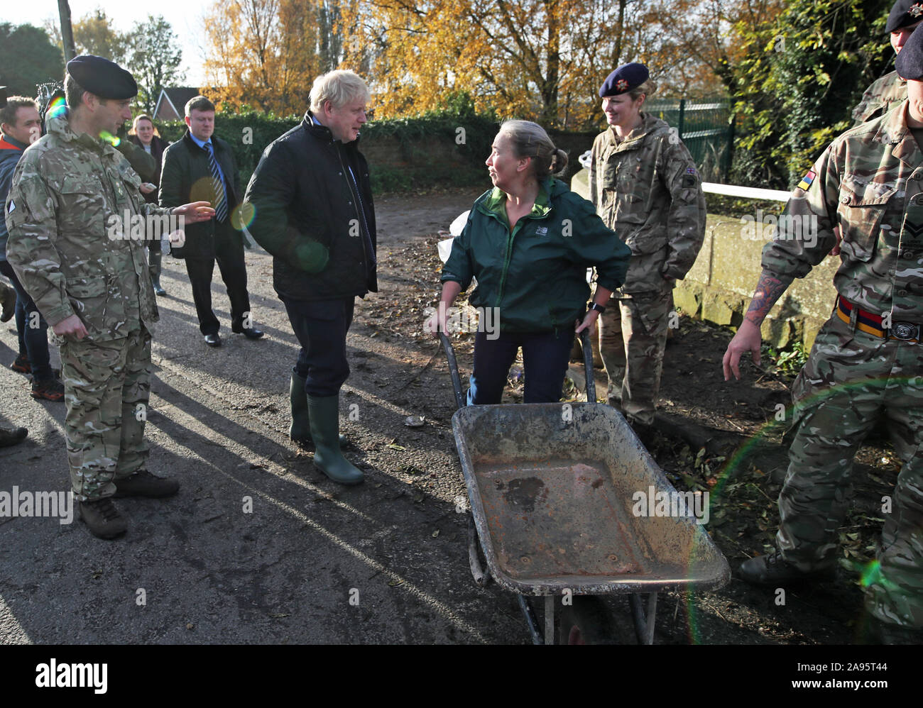 Premier ministre Boris Johnson parle avec une femme poussant une brouette au cours d'une visite à Stainforth, Doncaster, à voir les récentes inondations. Banque D'Images