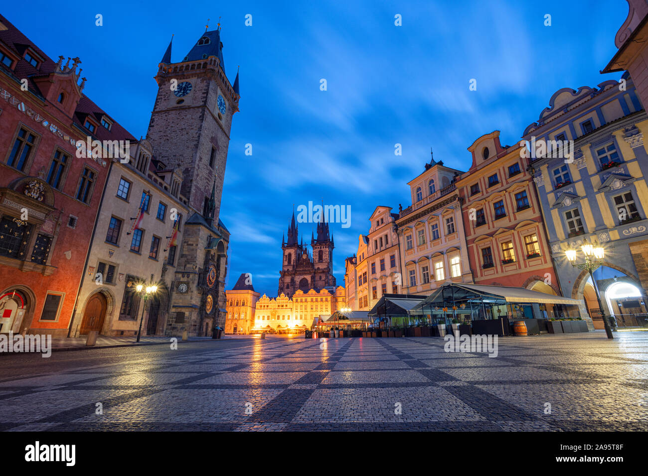 Prague République tchèque. Cityscape image de la célèbre Place de la vieille ville avec l'Horloge Astronomique de Prague et de la vieille ville de Hall au cours bleu crépuscule heure. Banque D'Images