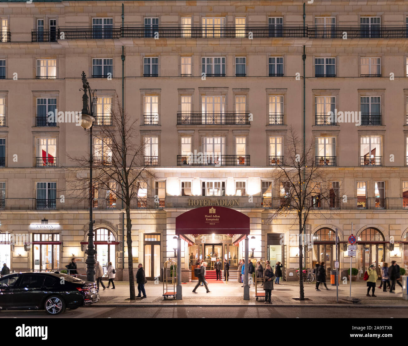 Vue de nuit à l'hôtel Adlon Pariser Platz à Berlin, Allemagne Banque D'Images