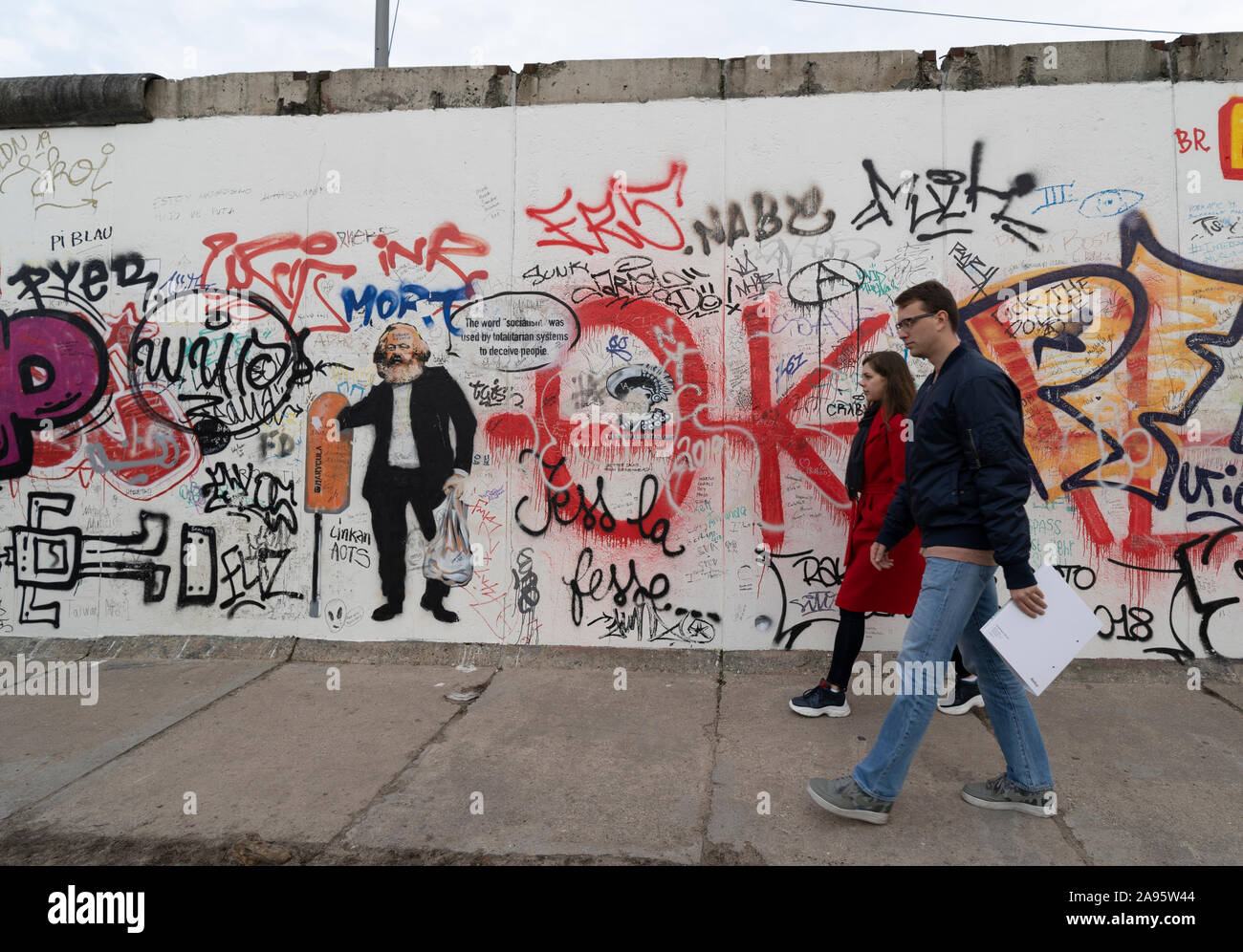Mur de Berlin à l'East Side Gallery à Friedrichshain , Berlin, Allemagne Banque D'Images