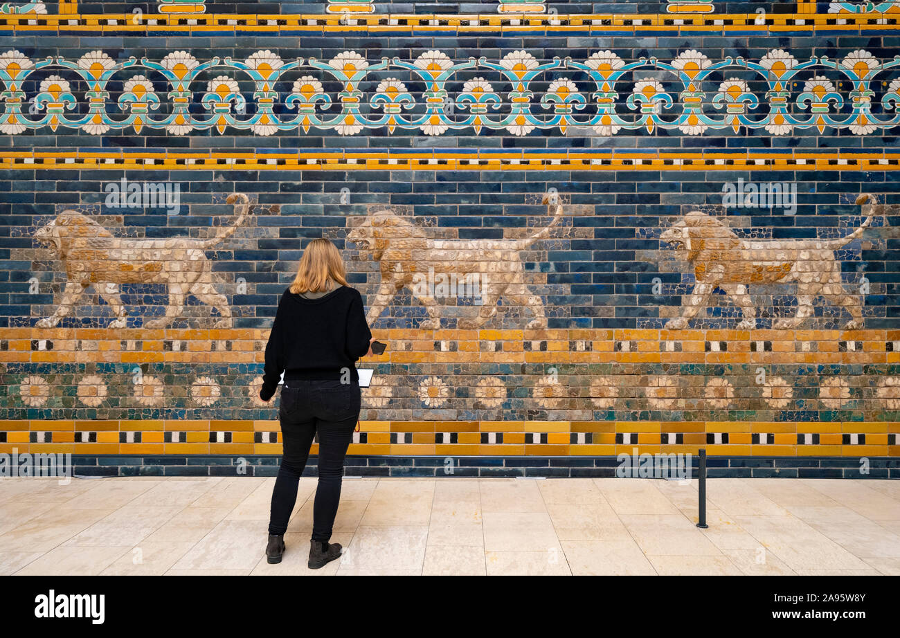 Les lions en céramique à partir de la porte d'Ishtar, voie processionnelle, Musée de Pergame, Berlin, Allemagne Banque D'Images