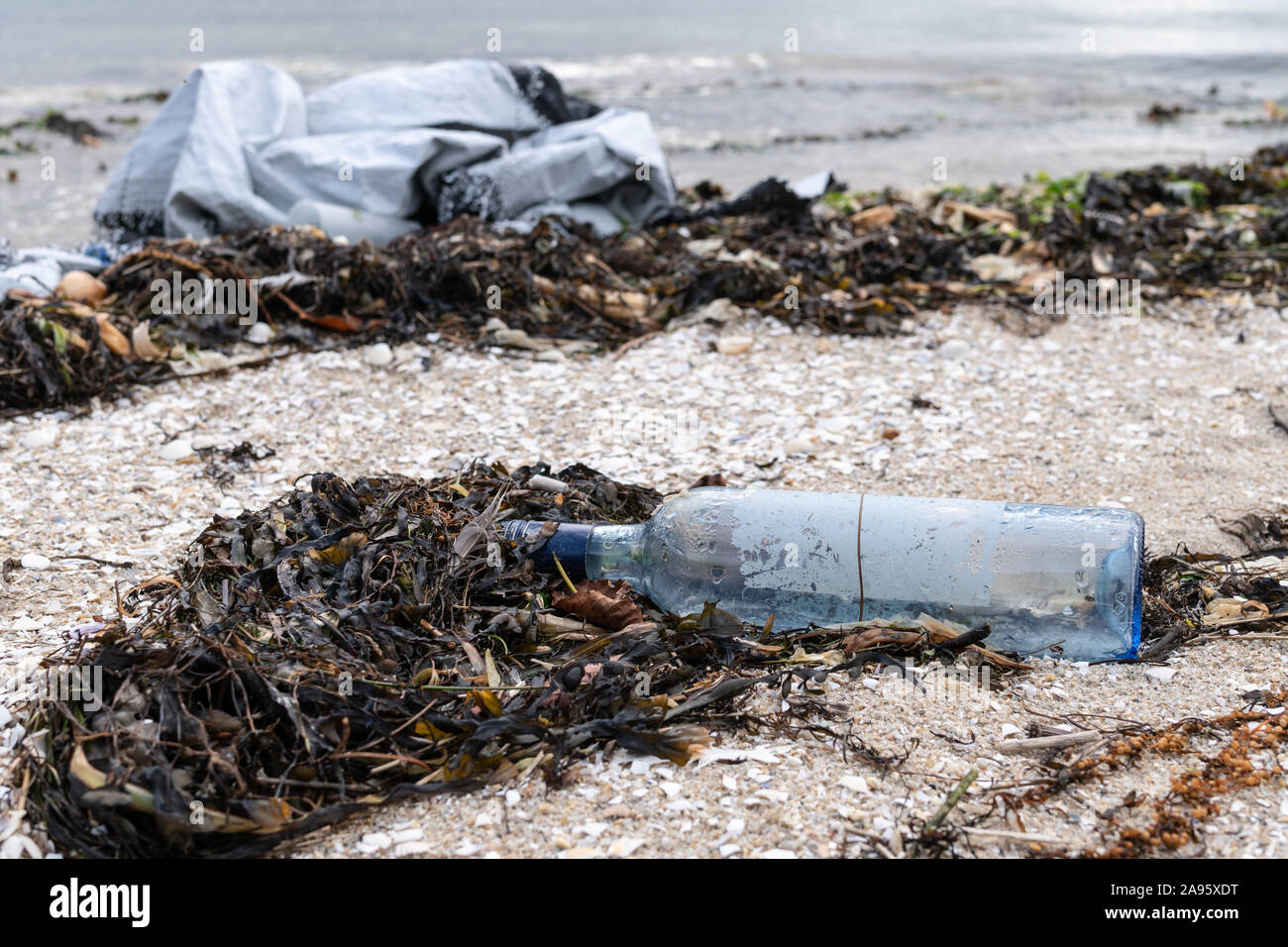 Des ordures sur la plage rivage. La pollution de la mer concept. Vidéo en temps réel Banque D'Images