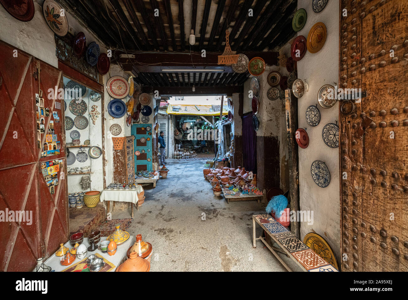 Fes, Maroc. Le 9 novembre 2019. étals de vendeurs de poterie artisanale dans la médina Banque D'Images