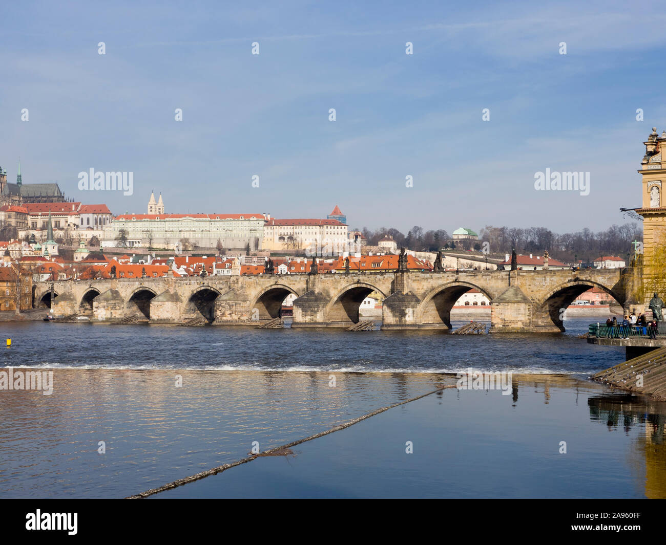 Vue sur le Pont Charles et la rivière Vltava à Prague, République tchèque sur une journée de printemps ensoleillée Banque D'Images